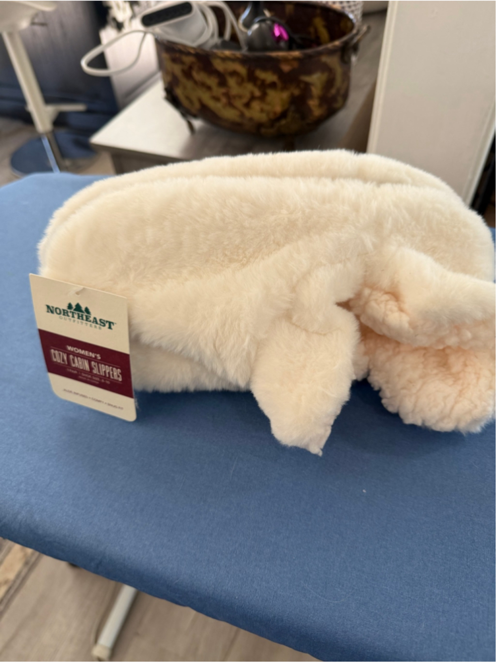 Women's Northeast Outfitters Cozy Cabin Slippers Cream Size 8-10